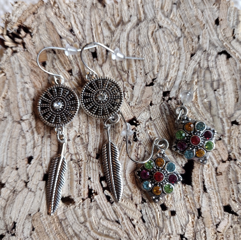 3 /$25 Beautiful Metal Earrings 🤩 - Picture 2 of 6